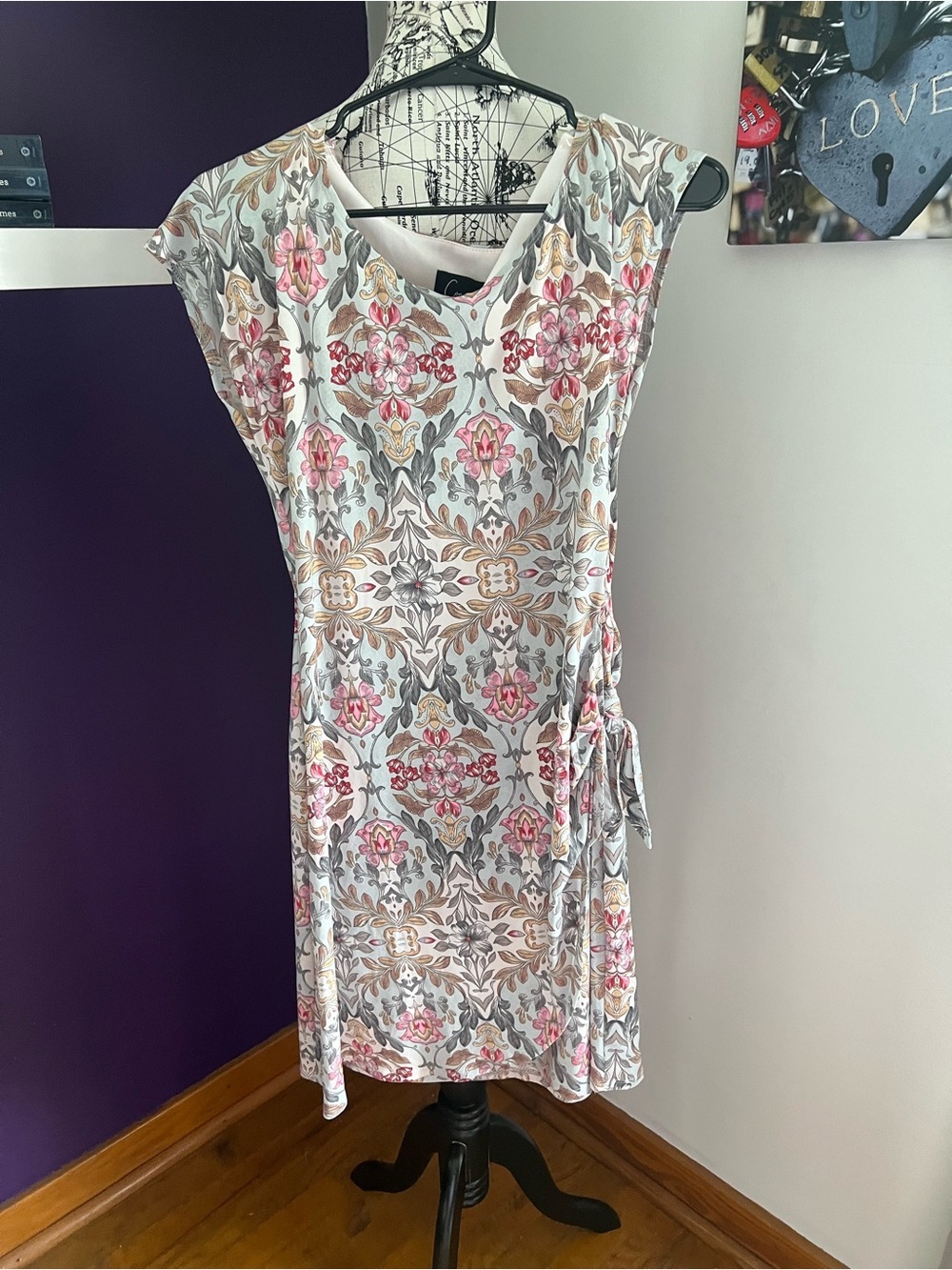 Sleeveless connected apparel White Floral Midi Dress with Pink Accents